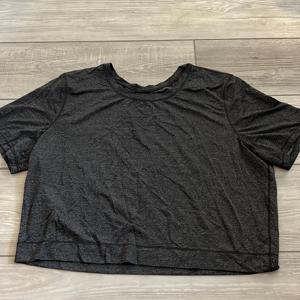 LULULEMON cropped tee
